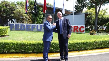 Gianni Infantino posa con el presidente de la Federación de Fútbol de Costa Rica.