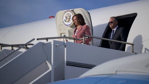 La vicepresidenta Kamala Harris y el segundo caballero, Doug Emhoff.