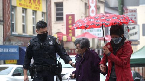 Anciana es brutalmente golpeada y pateada en la cabeza por cuatro atacantes en San Francisco