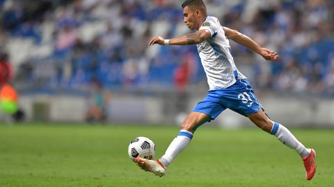 El mexicano debutó con gol y asistencia.