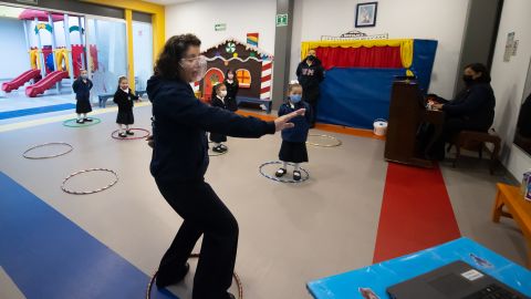 VIDEO: Imparten “clases” a niños en México de cómo protegerse ante una balacera