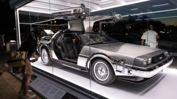 El DeLorean DMC-12 de 1981 de la serie de películas "Regreso al futuro" se exhibe en el National Mall el 4 de septiembre de 2021 en Washington, DC.