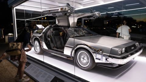 El DeLorean DMC-12 de 1981 de la serie de películas "Regreso al futuro" se exhibe en el National Mall el 4 de septiembre de 2021 en Washington, DC.