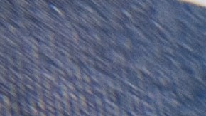 Una mujer migrante recibe su boleto antes de abordar un autobús Greyhound en Texas.