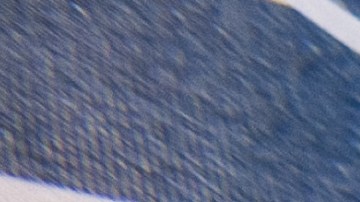 Una mujer migrante recibe su boleto antes de abordar un autobús Greyhound en Texas.