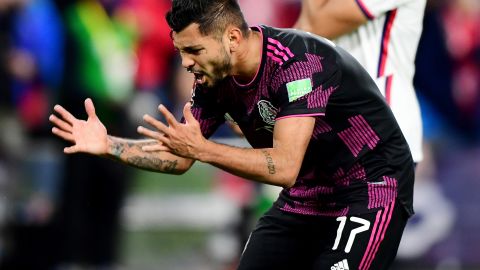 El mundo del fútbol y la prensa argentina reaccionan a la lesión del "Tecatito" Corona: "México pierde a su figura para el Mundial"