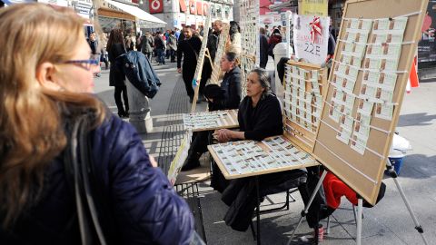 Mujer que pedía para comer, pero destino cambió y gana más de $1.2 millones en la lotería