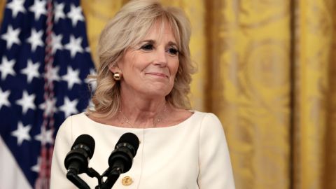 La primera dama Jill Biden obtuvo dos resultados negativos a pruebas de COVID-19.