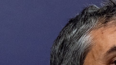 El demócrata Beto O'Rourke y el republicano Greg Abbott.