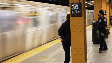 Metro en Nueva York corta brazo a adolescente mientras intentaba surfear entre los trenes