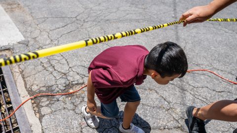 Mujer en Oklahoma prepara a su hijo de 5 años para el tiroteo en la escuela y lo equipa con mochila antibalas