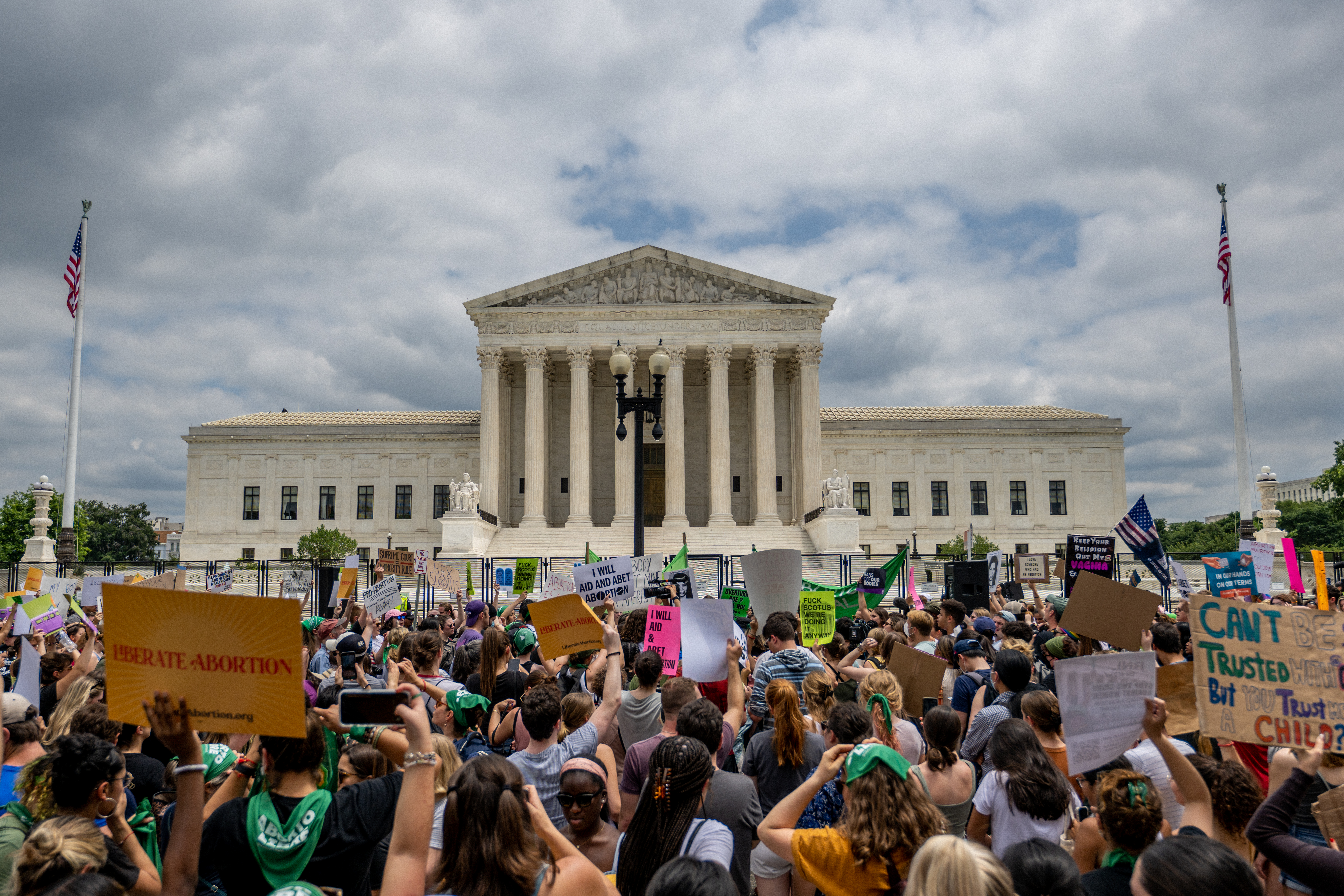 Miles protestaron ante el Tribunal Supremo cuando anuló Roe vs. Wade el 24 de junio de 2022.