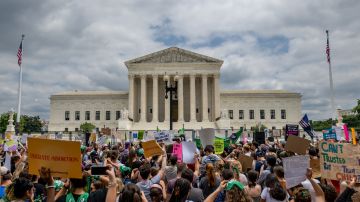 Miles protestaron ante el Tribunal Supremo cuando anuló Roe vs. Wade el 24 de junio de 2022.
