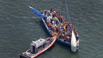 Más de 300 inmigrantes haitianos detenidos frente a las costas de Florida
