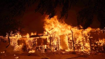 Pareja de ancianos muere en incendio de su casa en San Bernardino tratando de salvar a sus mascotas