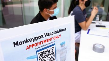 Una clínica emergente de vacunación contra la viruela del mono en en una biblioteca pública de Los Ángeles.