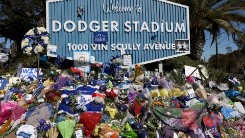 La ofrenda improvisada por los fans de los Dodgers para Vin Scully en la calle de ingreso al estadio.