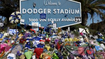 La ofrenda improvisada por los fans de los Dodgers para Vin Scully en la calle de ingreso al estadio.