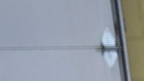 Votantes llenan sus boletas en las elecciones realizadas en Wisconsin el 9 de agosto de 2022.