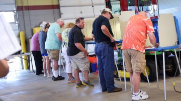 Votantes llenan sus boletas en las elecciones realizadas en Wisconsin el 9 de agosto de 2022.