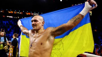 Oleksander Usyk venció a Anthony Joshua el 20 de agosto de 2022 y celebró con su bandera de Ucrania.