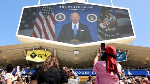 Un mensaje del presidente Biden durante ceremonia de naturalización en California.