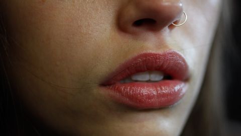 Mujer es acusada de asesinato al tratar de pasar drogas a un recluso a través de un beso durante la visita a prisión