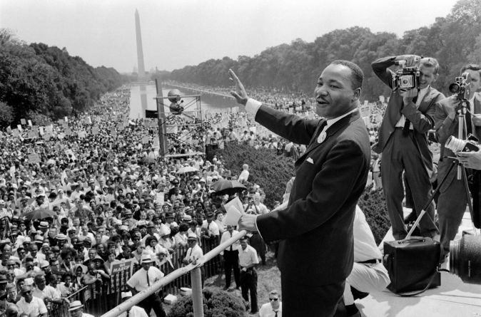 Martin Luther King saluda a sus seguidores el 28 de agosto de 1963 en Washington DC.