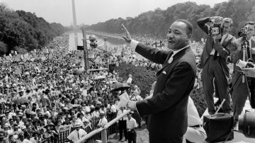 Martin Luther King saluda a sus seguidores el 28 de agosto de 1963 en Washington DC.