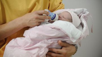 VIDEO: Bebé de 3 semanas se vuelve viral de TikTok al sorprender a su padre por devolverle un beso
