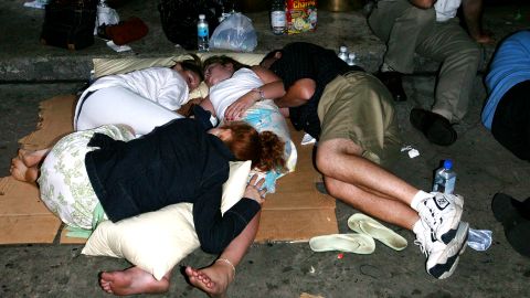 La gente duerme fuera del hotel Marriott Marquis durante el apagón de la costa este el 15 de agosto de 2003 en la ciudad de Nueva York.