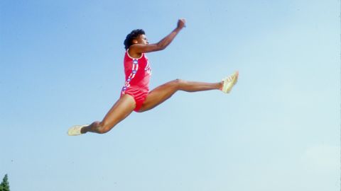 Jackie Joyner-Kersee vuela por los aires en uno de sus famosos saltos de longitud. (Tony Duffy/Getty Images)