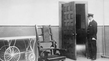 1951: Un guardia de prisión estaba en la sala de la silla eléctrica en la prisión de Sing Sing, Nueva York.