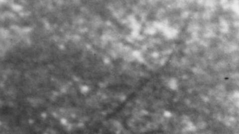 1942: La sucursal de París del British Lloyds Bank con una esvástica colgando sobre su puerta después de convertirse en un banco alemán durante la ocupación nazi de París.