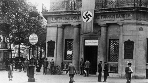 1942: La sucursal de París del British Lloyds Bank con una esvástica colgando sobre su puerta después de convertirse en un banco alemán durante la ocupación nazi de París.