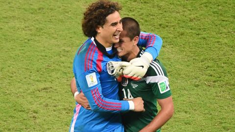 Guillermo Ochoa (i) y Javier 'Chicharito' Hernández (d) en un partido del Mundial de Rusia 2018.