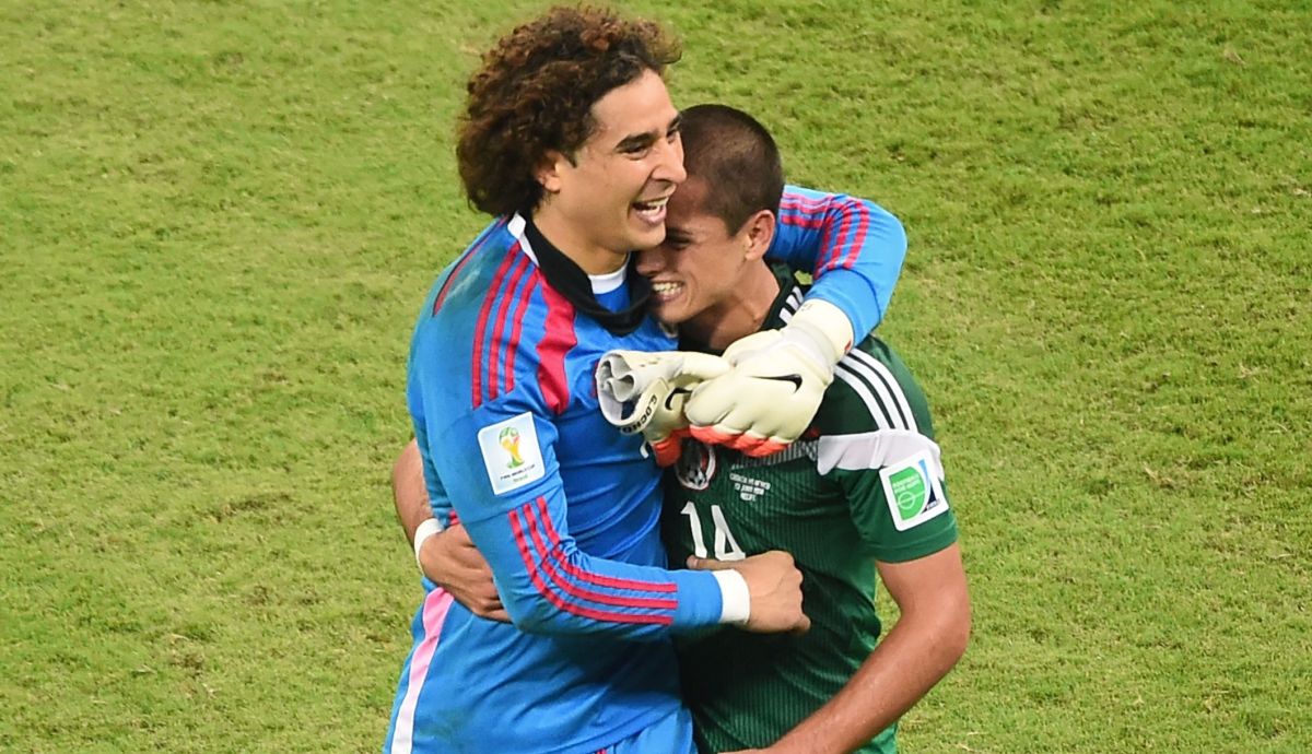 Guillermo Ochoa (i) y Javier 'Chicharito' Hernández (d) en un partido del Mundial de Rusia 2018.