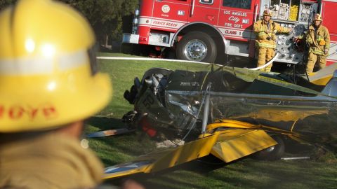 Avioneta choca contra camioneta en Freeway en la ciudad de Corona, estalla en llamas, pero todos sobreviven