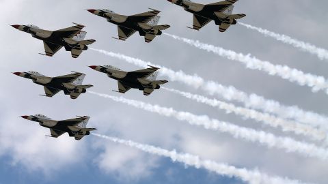 Los tres pilotos murieron en el acto.