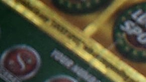 Hispano compra billete de lotería para obtener monedas y usarlas en la lavandería, pero gana premio de $250,000
