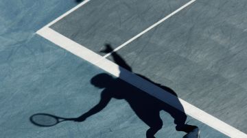 En 1976, la Asociación de Tenis de Estados Unidos le negó la participación en el Abierto de Estados Unidos.