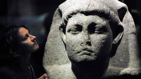 Aunque Cleopatra no tenía sangre egipcia, solo ella en su casa gobernante aprendió egipcio