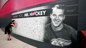 Está considerado uno de los mejores jugadores de hockey de todos los tiempos, razón por la que ha sido apodado «Mr. Hockey».
