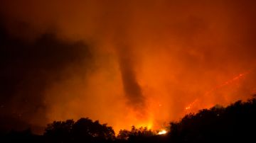 Captan tornado de fuego en imparable incendio en Gorman donde bomberos luchan por detenerlo