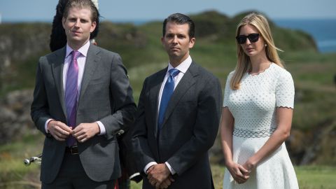 Los hijos de Donald Trump, Ivanka Trump (d), Donald Trump Jr. (c) y Eric Trump,