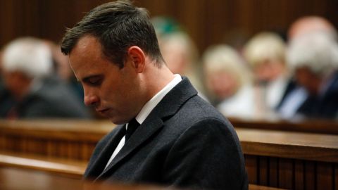 Oscar Pistorius cambiaría drásticamente a principios del año siguiente cuando el atleta estrella fue arrestado por el asesinato de su novia.