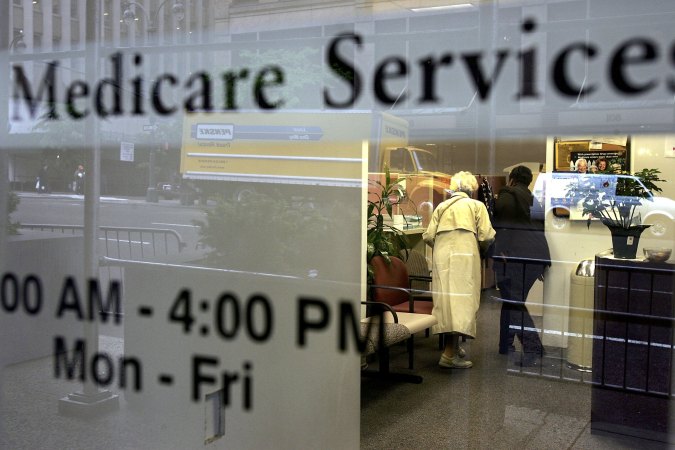 Medicare ayuda con el costo de la atención médica, pero no cubre todos los gastos médicos.
