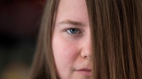 La víctima de secuestro austriaca Natascha Kampusch es fotografiada durante una entrevista de AFP en Viena el 8 de agosto de 2016.