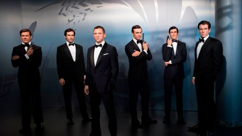 Las figuras de cera de los actores de James Bond (de izquierda a derecha) Roger Moore, Timothy Dalton, Daniel Craig, Sean Connery, George Lazenby y Pierce Brosnan se presentaron en el museo de cera Madame Tussauds el 4 de octubre de 2016 en Berlín.