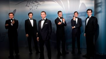 Las figuras de cera de los actores de James Bond (de izquierda a derecha) Roger Moore, Timothy Dalton, Daniel Craig, Sean Connery, George Lazenby y Pierce Brosnan se presentaron en el museo de cera Madame Tussauds el 4 de octubre de 2016 en Berlín.